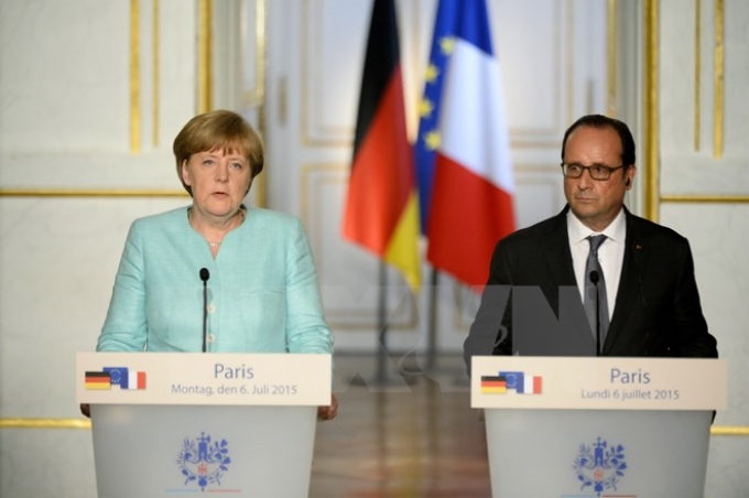 Tổng thống Francois Hollande (phải) và Thủ tướng Angela Merkel tại cuộc họp báo chung sau cuộc gặp. (Nguồn: THX/TTXVN)